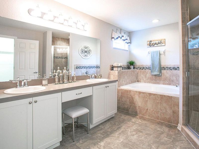 Luxurious en-suite owner`s bath - Ryleigh home plan by Highland Homes