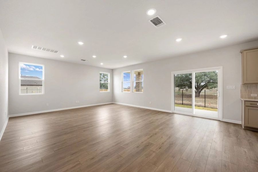 Spacious, unfurnished interior of a new home in Berry Creek Highlands, Georgetown (Image 24).