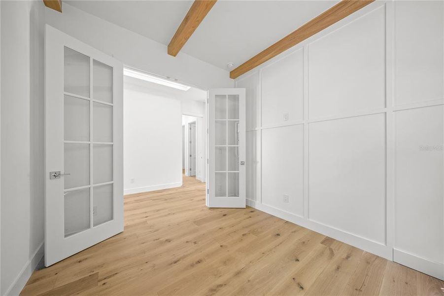 Spacious, unfurnished interior of a new home in , Sarasota (Image 17).