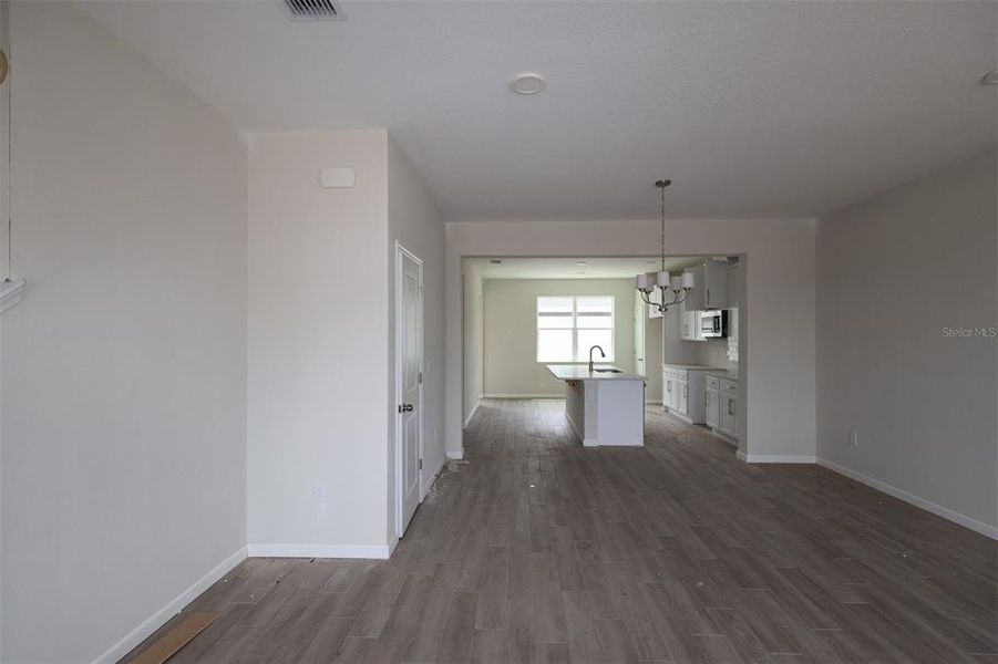 Spacious, unfurnished interior of a new home in Center Lake on the Park, St. Cloud (Image 9).