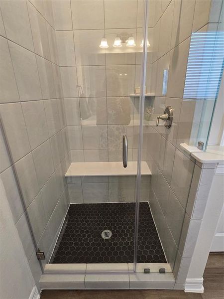 nice size shower with bench & caddie