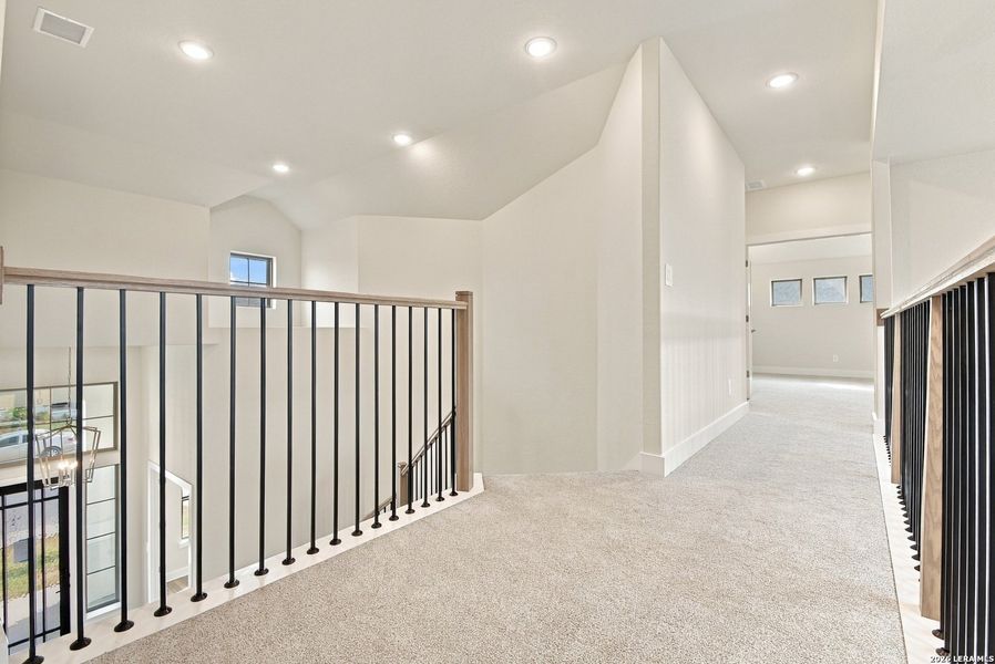 Spacious, unfurnished interior of a new home in Haby Hill 60s, San Antonio (Image 28).