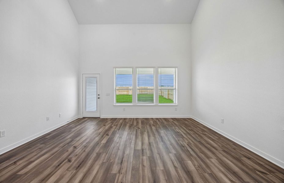 Spacious, unfurnished interior of a new home in Mavera, Conroe (Image 23).