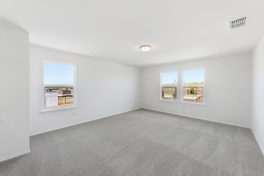 Spacious, unfurnished interior of a new home in Stoney Chase, Del Valle (Image 8).