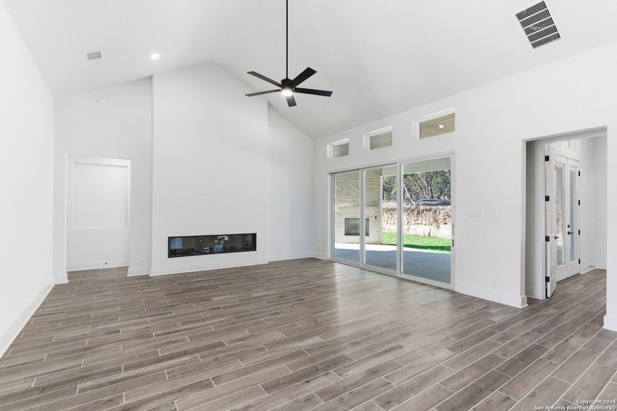 Spacious, unfurnished interior of a new home in Caliza Reserve, Boerne (Image 23).