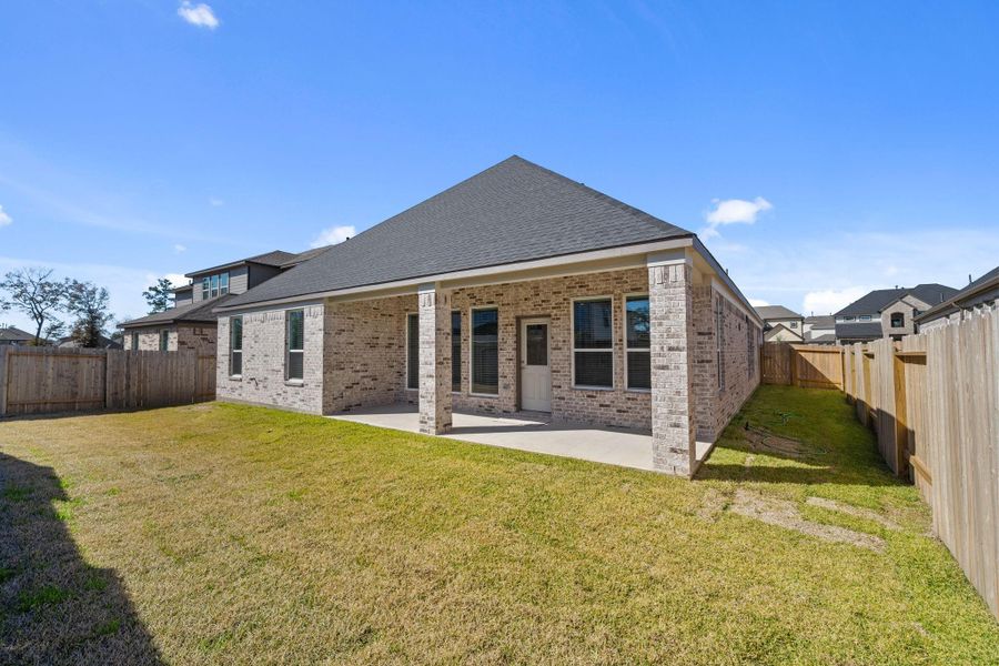 Exterior details and patio area of a home in Barton Creek Ranch, Conroe (Image 18).
