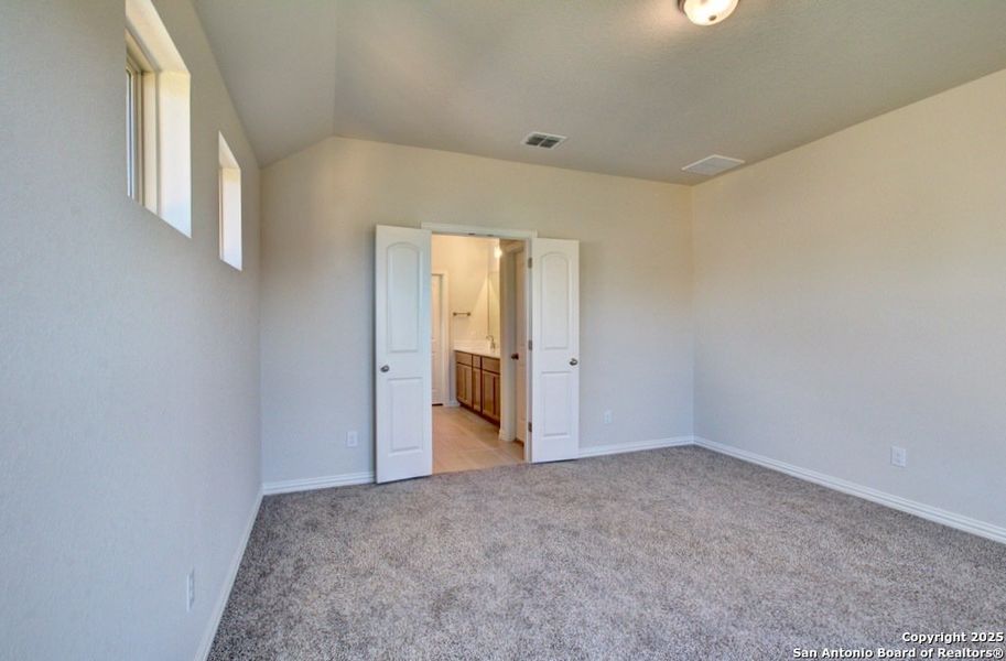 Spacious, unfurnished interior of a new home in Meyer Ranch - Enclave, New Braunfels (Image 13).
