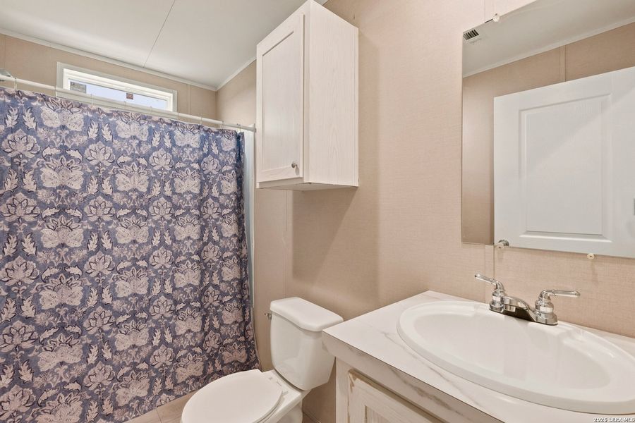 Furnished interior view inside a new home in , Hondo (Image 5).
