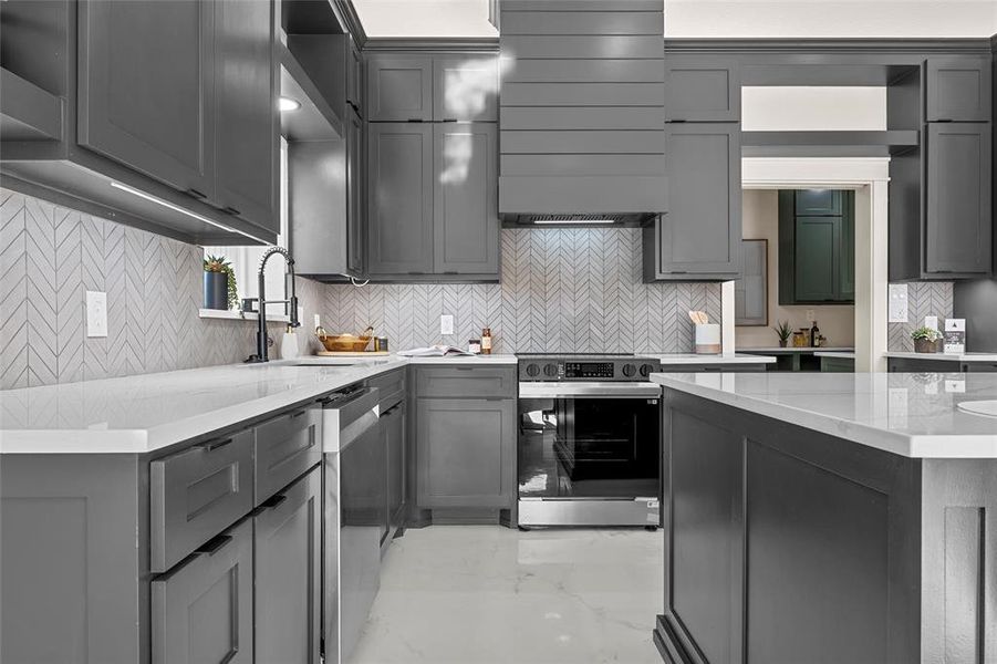 Full chef's kitchen Full chef's kitchen