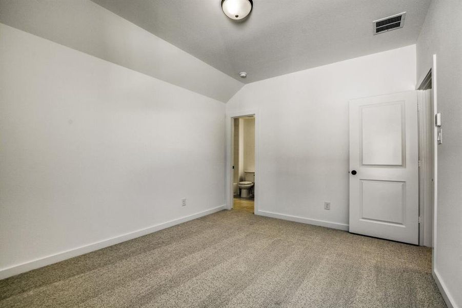 Spacious, unfurnished interior of a new home in Ten Mile Creek, Celina (Image 21).