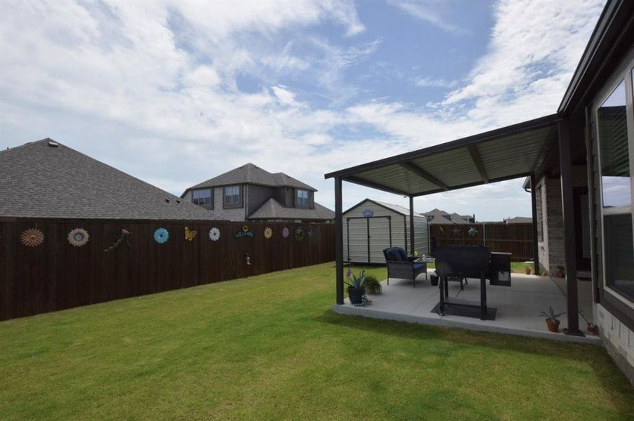 Exterior details and patio area of a home in , Venus (Image 3).