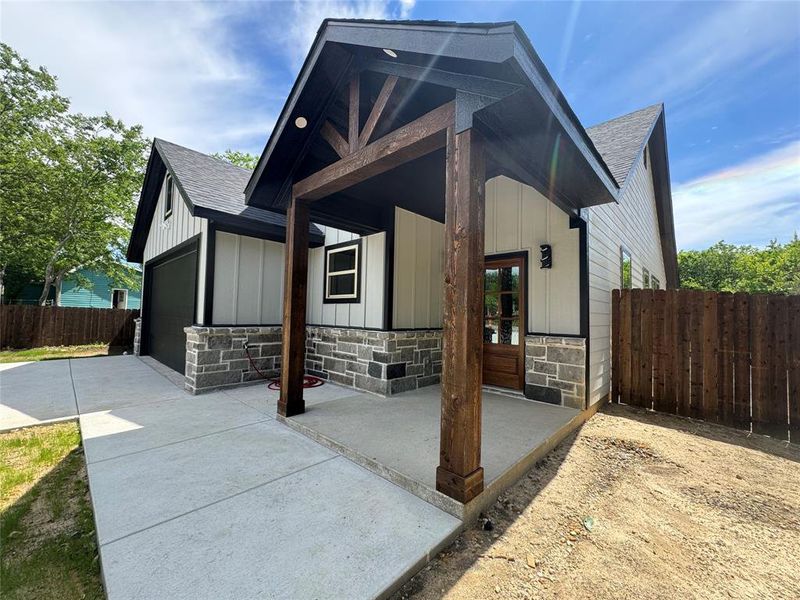 Exterior details and patio area of a home in , Alvarado (Image 15).