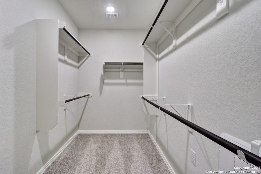 Spacious, unfurnished interior of a new home in Veranda, San Antonio (Image 14).