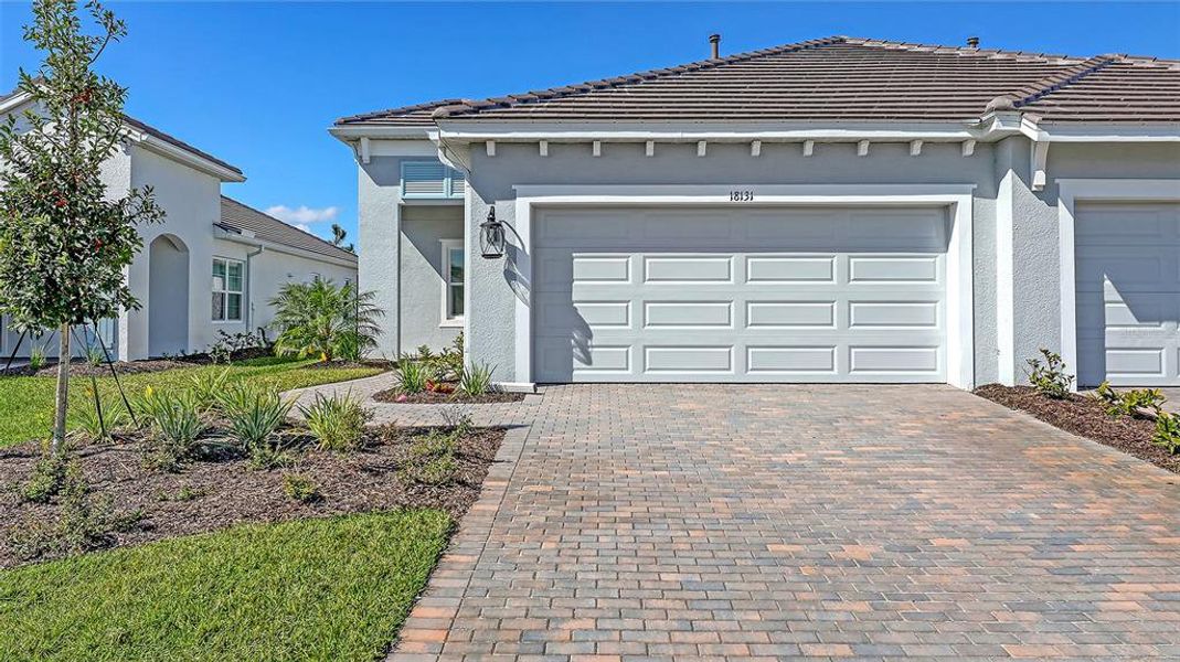 Exterior details and patio area of a home in , Venice (Image 19).
