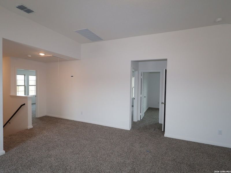 Spacious, unfurnished interior of a new home in Agave, San Antonio (Image 26).