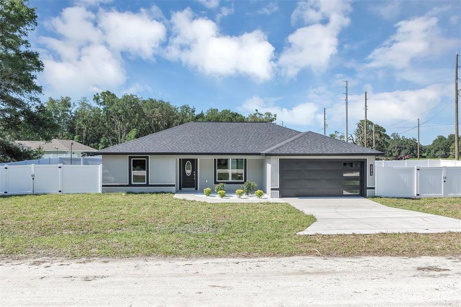 Exterior details and patio area of a home in , Dunnellon (Image 20). Exterior details and patio area of a home in , Dunnellon (Image 20).