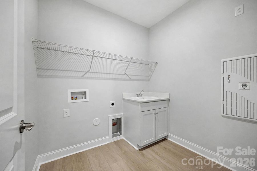 Spacious, unfurnished interior of a new home in Handsmill on Lake Wylie, York (Image 18).