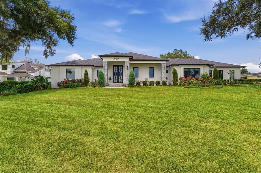Exterior details and patio area of a home in , Winter Haven (Image 28).
