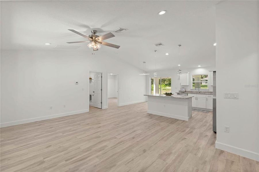 Spacious, unfurnished interior of a new home in , Dunnellon (Image 16).
