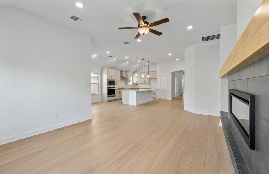 Spacious, unfurnished interior of a new home in Crescent Bluff, Georgetown (Image 30).