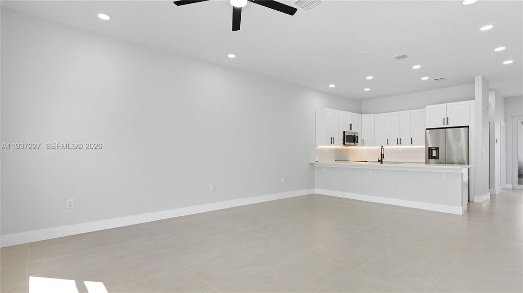 Spacious, unfurnished interior of a new home in , Fort Lauderdale (Image 27).