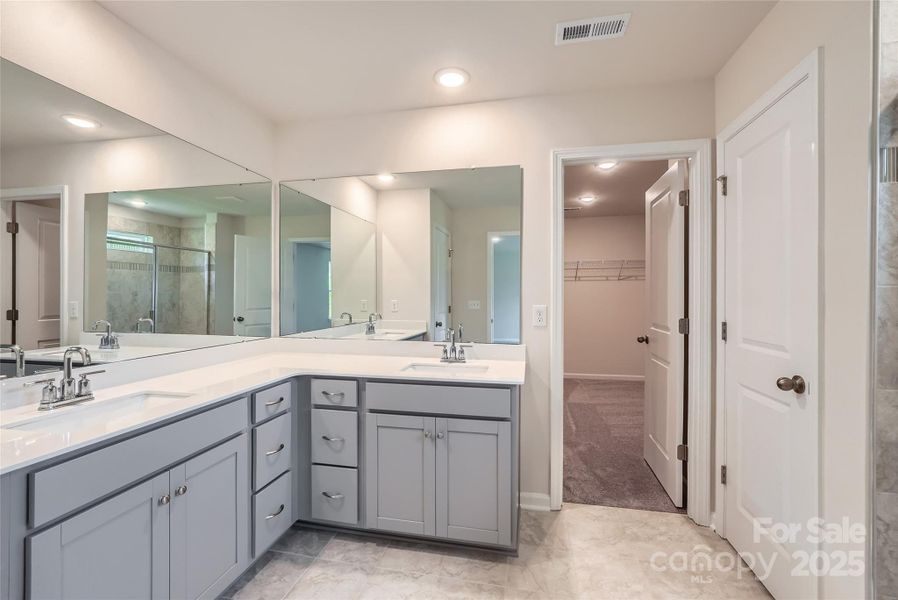 Owner's Bath (example) Owner's Bath (example)