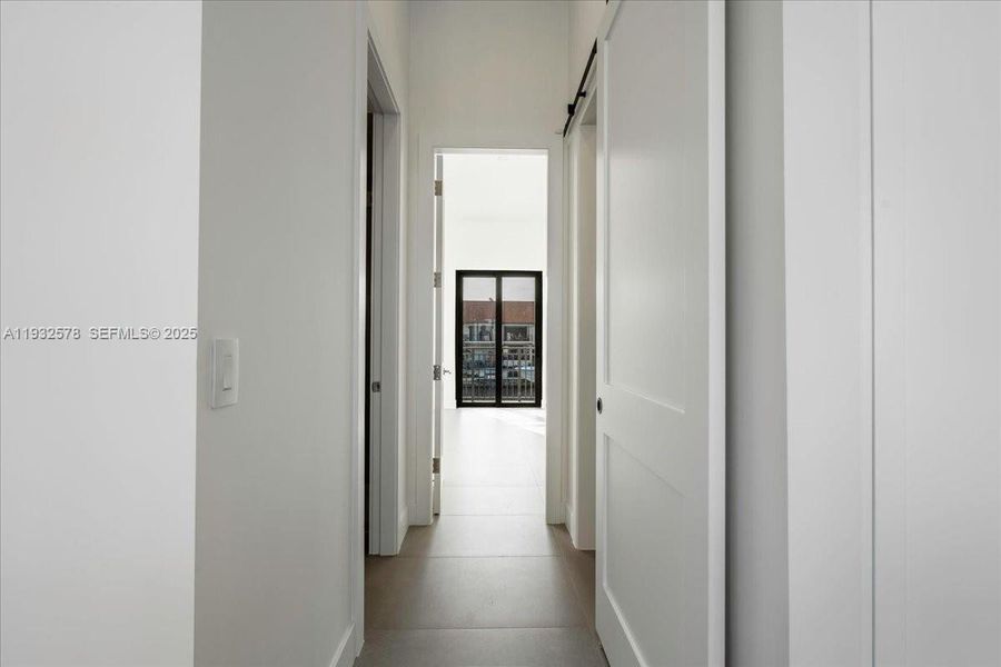 Spacious, unfurnished interior of a new home in , Marathon (Image 55).