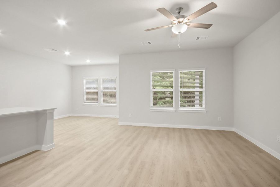 Spacious, unfurnished interior of a new home in Oakwood Ranch, Willis (Image 16).