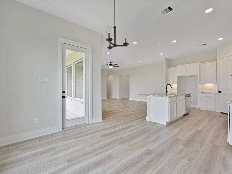 Spacious, unfurnished interior of a new home in Lago Mar, Texas City (Image 30).