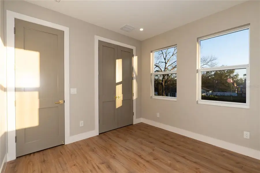 Spacious, unfurnished interior of a new home in , Tampa (Image 40).