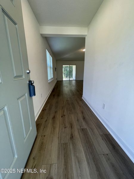 Spacious, unfurnished interior of a new home in Pinewood Place, Middleburg (Image 22).