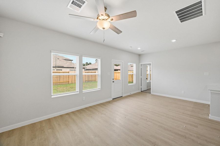 Spacious, unfurnished interior of a new home in Crockett Meadows, Conroe (Image 20).