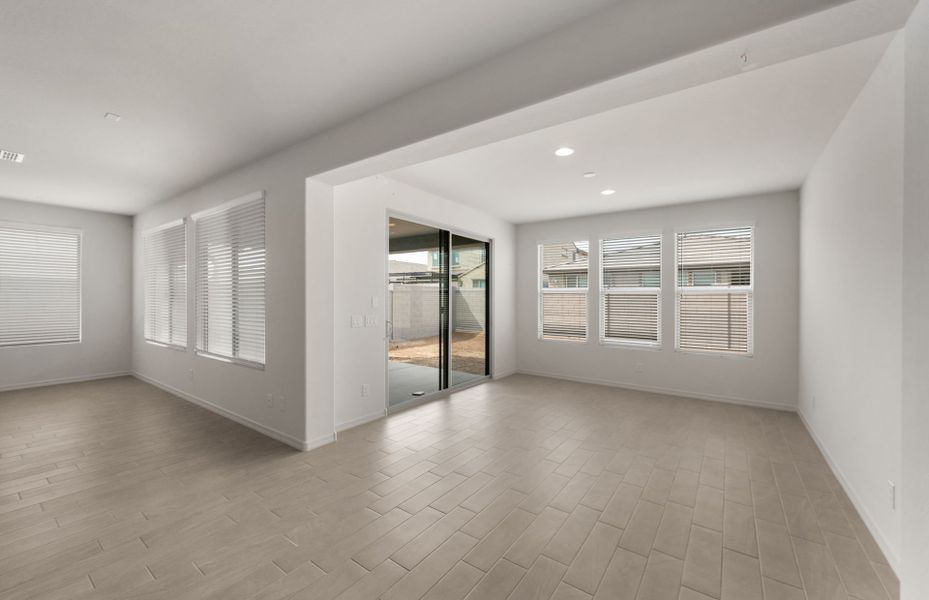 Spacious, unfurnished interior of a new home in Allen Ranches, Litchfield Park (Image 17).