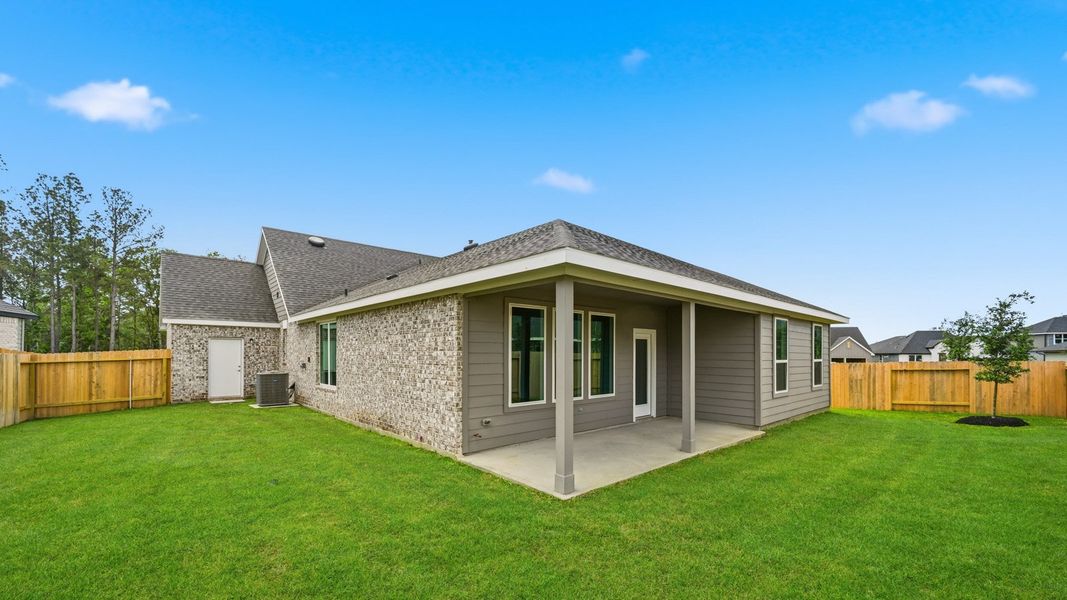 Exterior details and patio area of a home in Silverthorne, Conroe (Image 4).