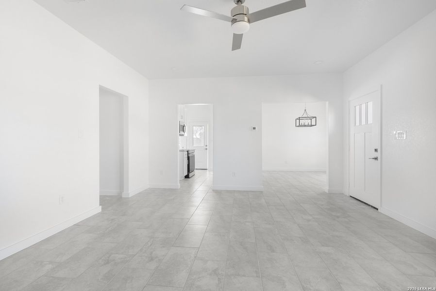 Spacious, unfurnished interior of a new home in , Jourdanton (Image 10).