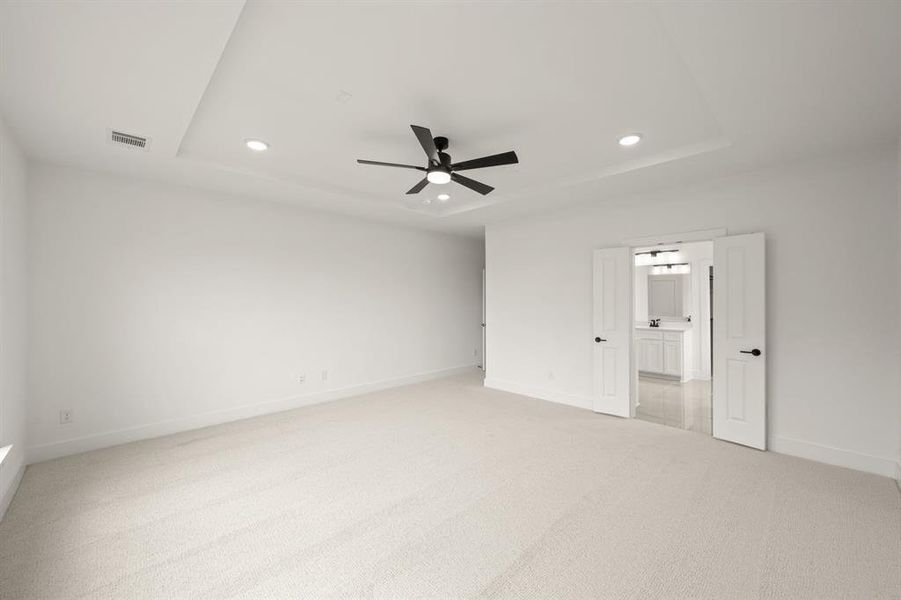 Spacious, unfurnished interior of a new home in High Country, Burleson (Image 26).