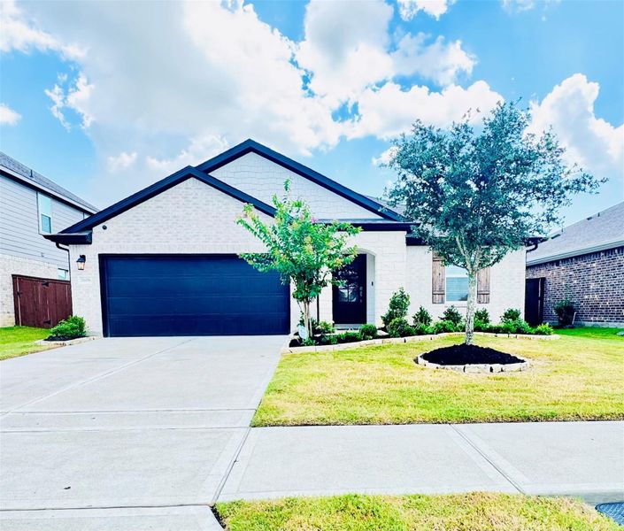 Front exterior of a new home in Southwinds, Baytown, TX, highlighting curb appeal (Image 24). Front exterior of a new home in Southwinds, Baytown, TX, highlighting curb appeal (Image 24).