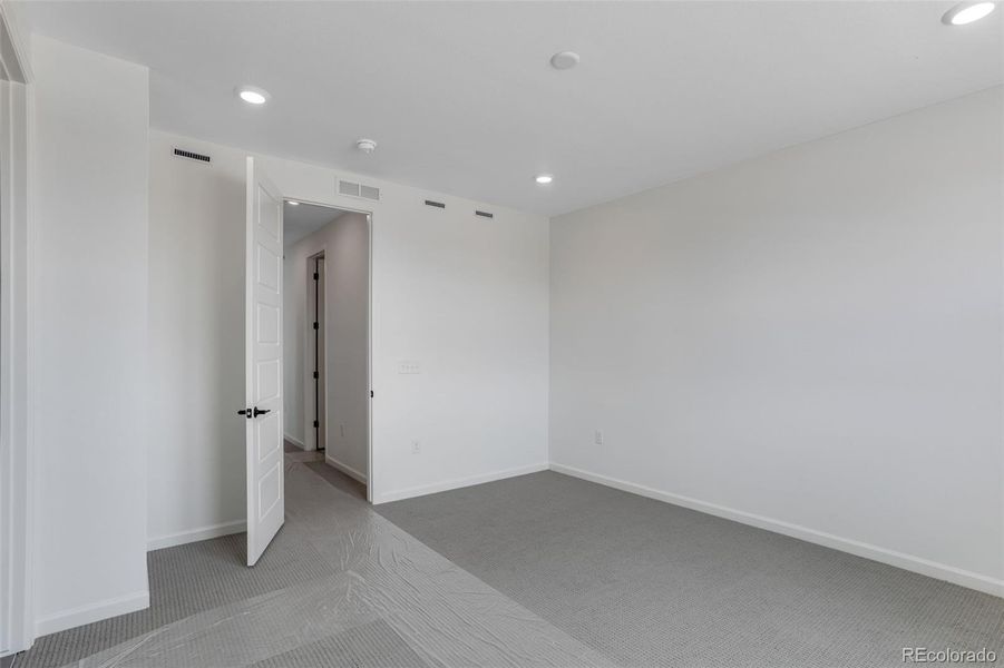 Spacious, unfurnished interior of a new home in Sugar Mill Village, Longmont (Image 20).