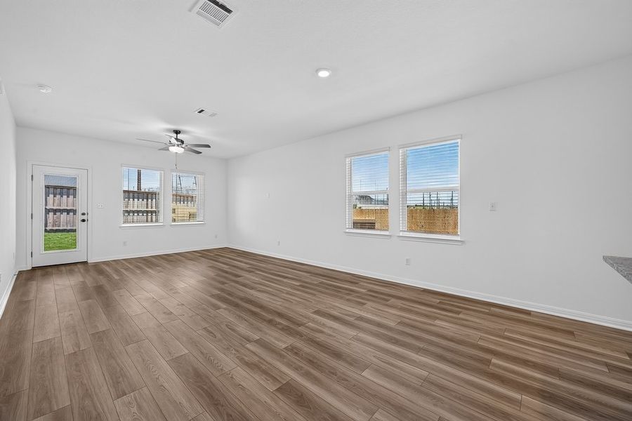 Spacious, unfurnished interior of a new home in Sunfield, Buda (Image 21).
