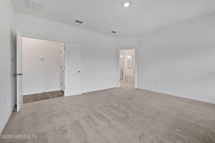 Spacious, unfurnished interior of a new home in Amberly, Green Cove Springs (Image 19).