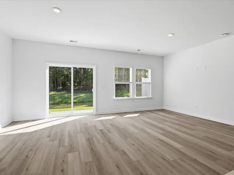 Spacious, unfurnished interior of a new home in Courts at Brook Run, Moncks Corner (Image 8).