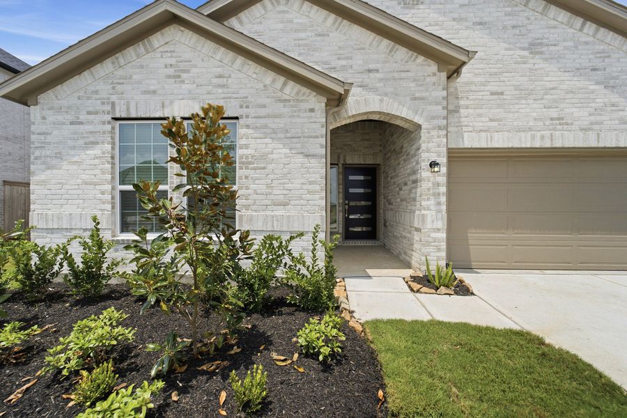 Exterior details and patio area of a home in Ashland, Angleton (Image 3).