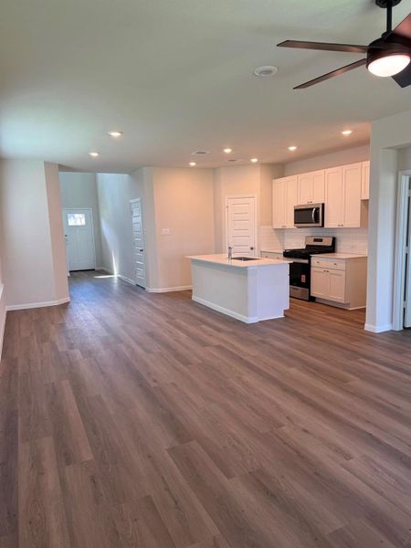 Spacious, unfurnished interior of a new home in River's Edge, Conroe (Image 25). Spacious, unfurnished interior of a new home in River's Edge, Conroe (Image 25).