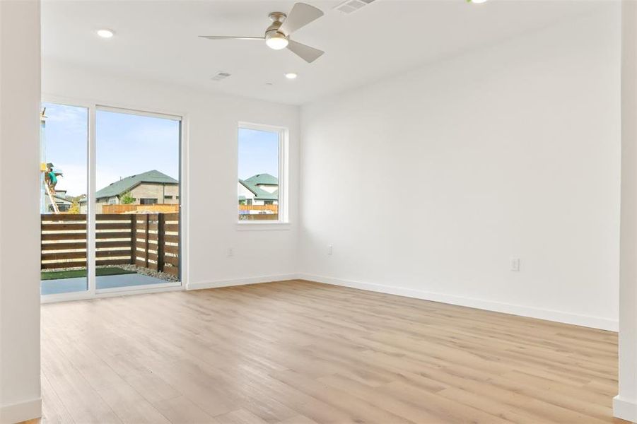 009-20241030-1427AzaleaDrive-Melissa-TX-75454-Living.jpg-SMALL 009-20241030-1427AzaleaDrive-Melissa-TX-75454-Living.jpg-SMALL