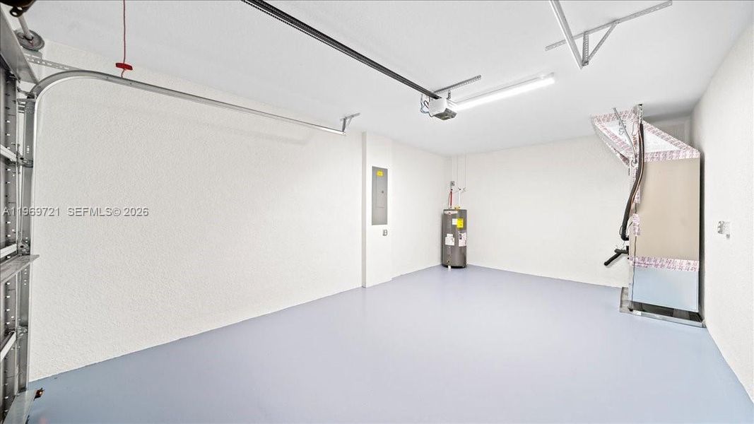 Spacious, unfurnished interior of a new home in , Lehigh Acres (Image 17).