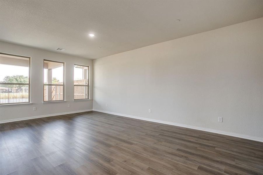 Unfurnished room with dark wood-style flooring and recessed lighting