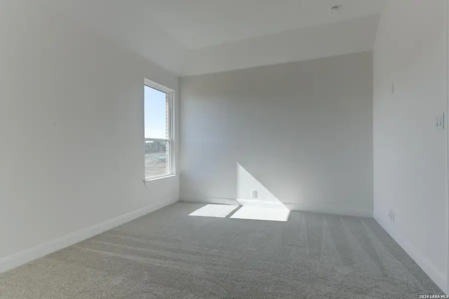 Spacious, unfurnished interior of a new home in Waldsanger, New Braunfels (Image 14).