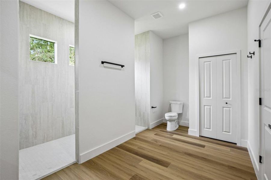 Spacious, unfurnished interior of a new home in , North Port (Image 29).