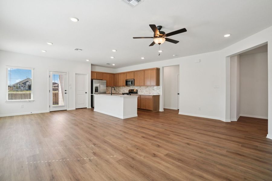 Spacious, unfurnished interior of a new home in Village at Three Oaks, Seguin (Image 16).