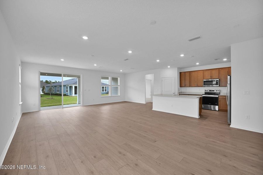 Spacious, unfurnished interior of a new home in Hyland Trail, Green Cove Springs (Image 14).